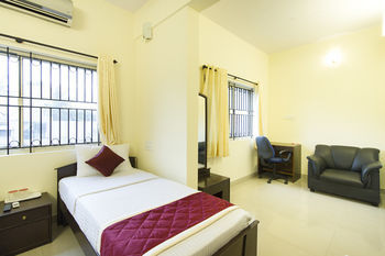 Super Oyo Capital O Premium Hotel Victoria Heights Near Sri Someshwara Swami Temple Bangalore Esterno foto